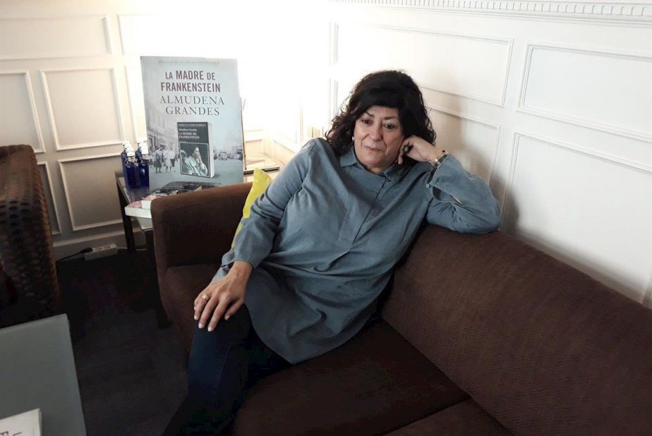Almudena Grandes y Savater en confinamiento: lectura y "sin perder la cabeza" en la compra Almudena Grandes y Savater en confinamiento: lectura y "sin perder la cabeza" en la compra
