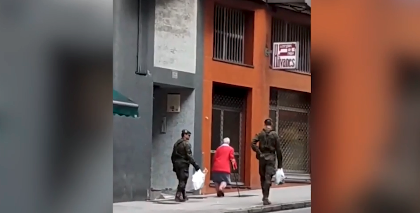 El vídeo viral de dos militares llevando las bolsas de la compra a una mujer mayor