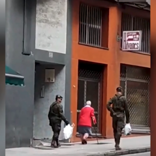 El vídeo viral de dos militares llevando las bolsas de la compra a una mujer mayor