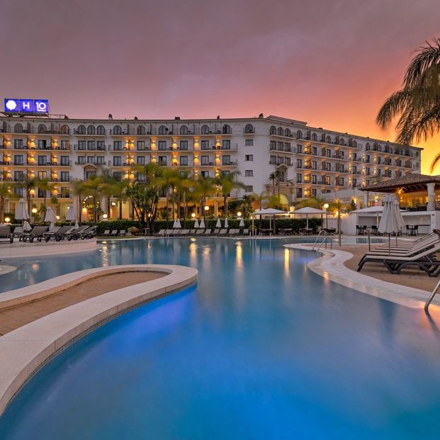 Piscina al anochecer en el H10 Andalucía Plaza (H10 Hotels)