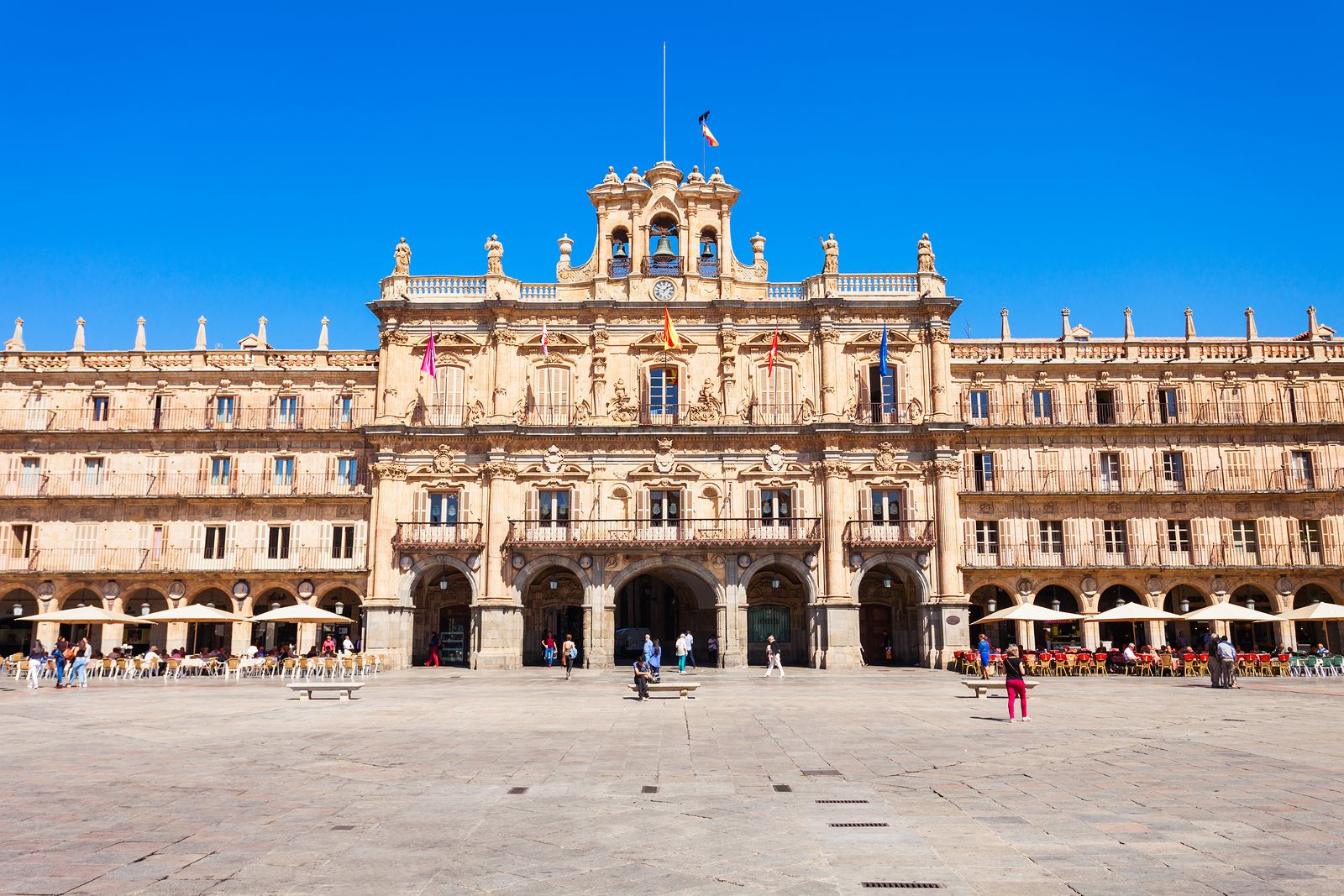 La ciudad de Salamanca se engalana para vivir sus fiestas patronales