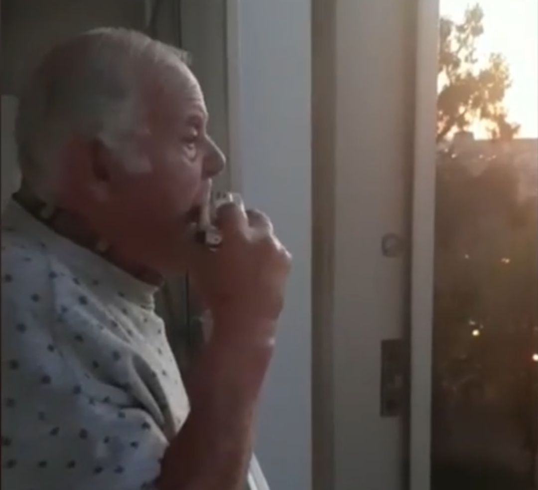 VÍDEO I Hermann, el octogenario con alzhéimer que cree que los aplausos de los balcones son para él
