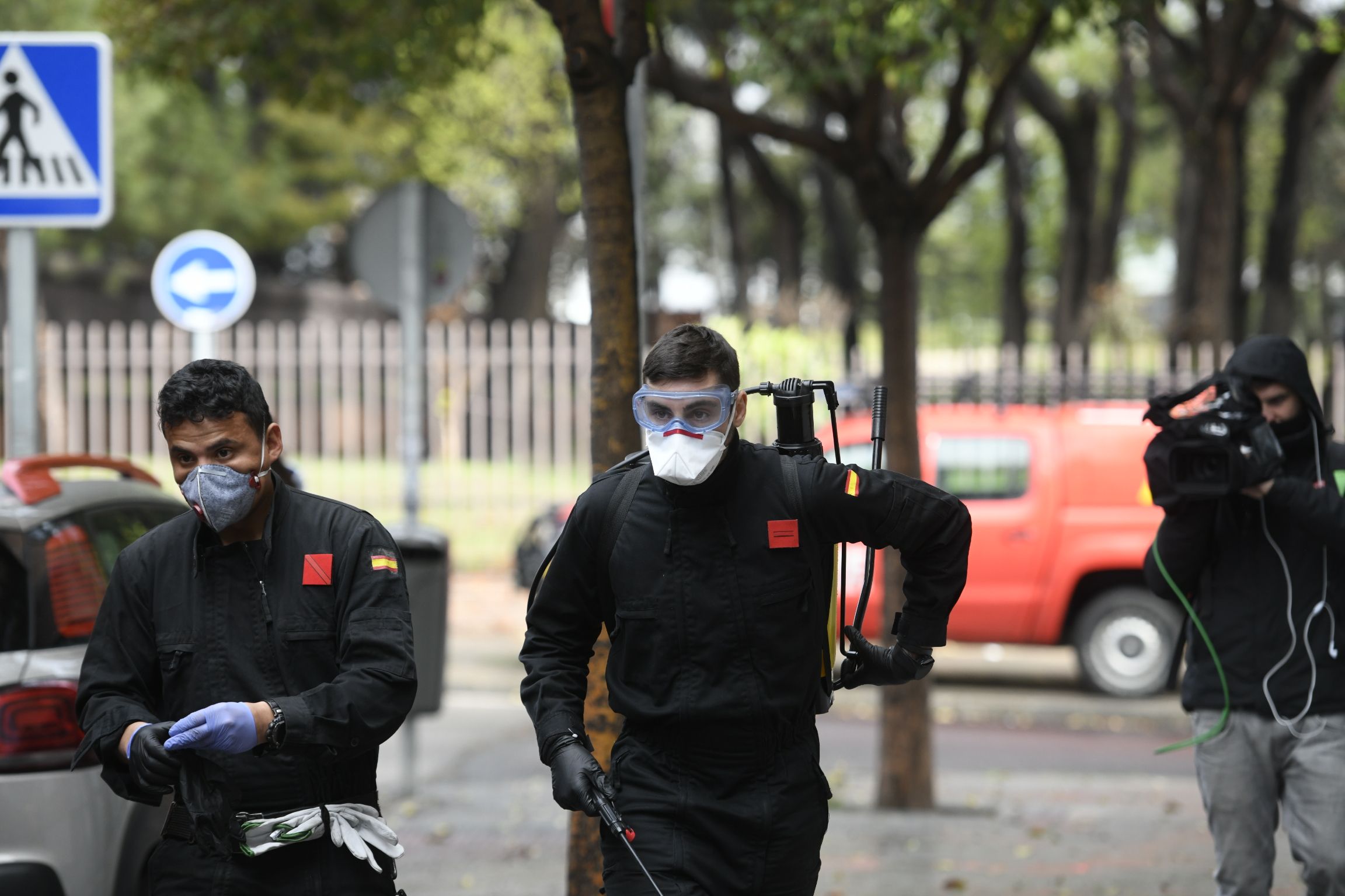 "La UME desinfecta residencias de mayores, pero los trabajadores siguen sin protección"