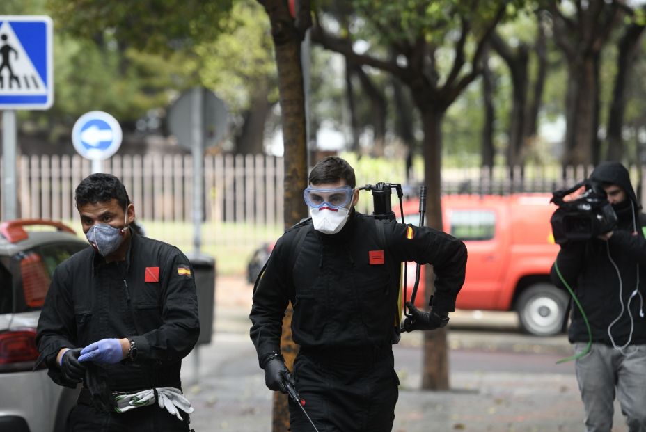 "La UME desinfecta residencias de mayores, pero los trabajadores siguen sin protección"