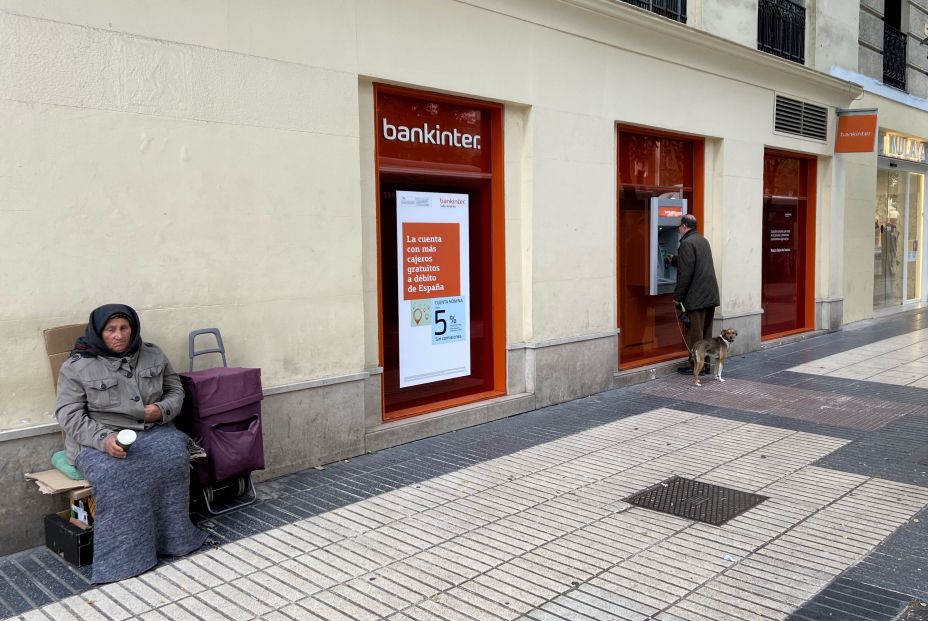 Kutxabank y Bankinter no se vuelcan con los pensionistas y no les adelantan la paga