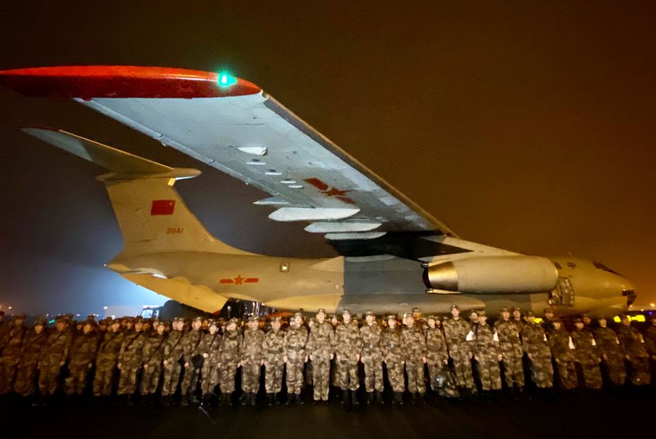 EuropaPress 2670799 equipo medicos militares reune aeropuerto antes volar wuhan china lucha