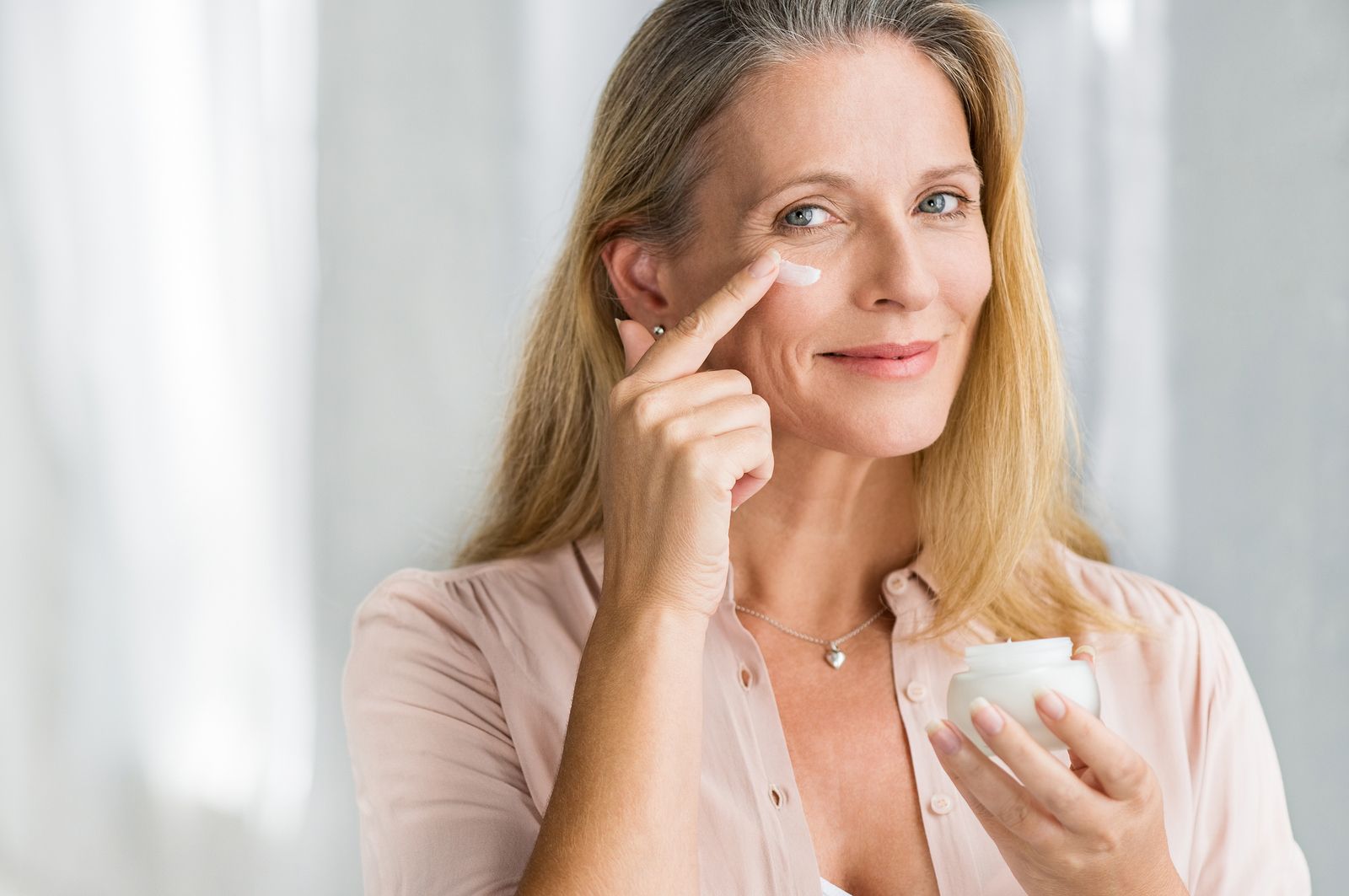 Cómo disimular las ojeras con técnicas de maquillaje (Bigstock)