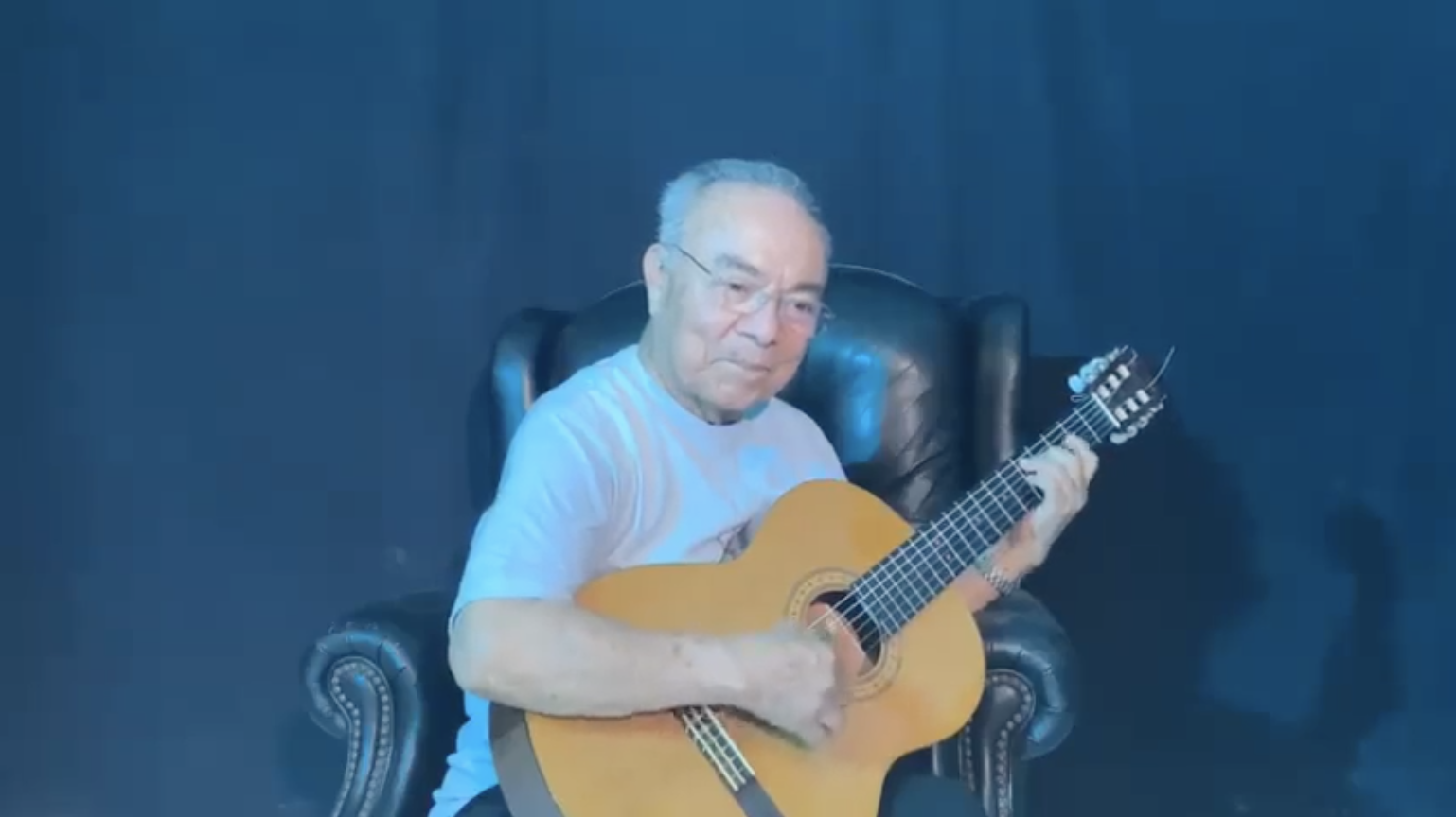 Rafael Basurto Lara, "Chaparro, miembro de Los Panchos canta para pedir que nos quedemos en casa