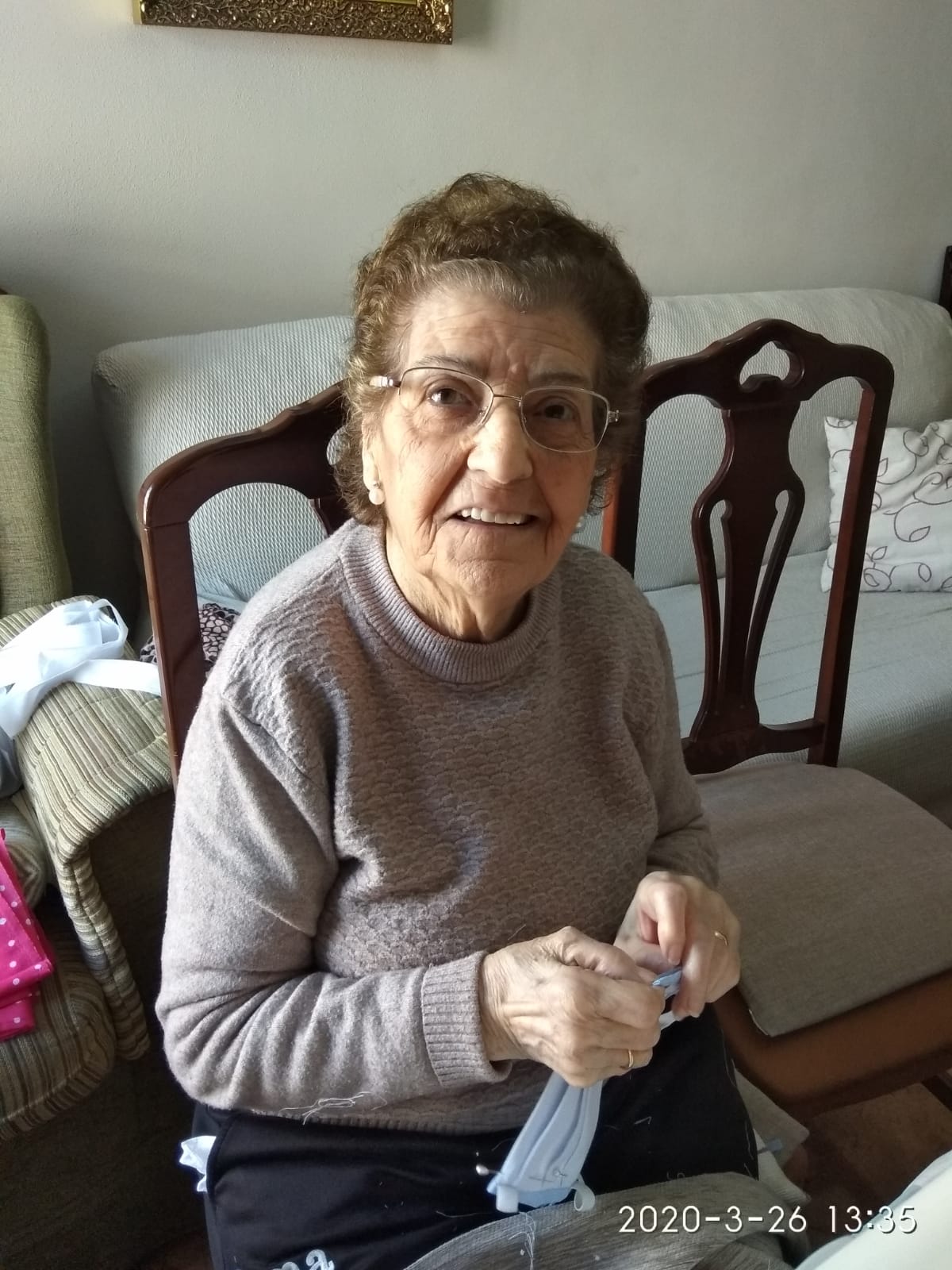 Margarita, la mujer que a sus 84 años cose mascarillas para dárselas a los sanitarios