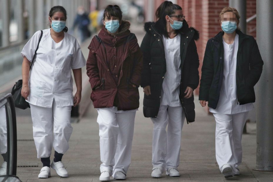 EuropaPress 2732223 cuatro trabajadoras sanitarias protegidas mascarilla acuden ifema tercer