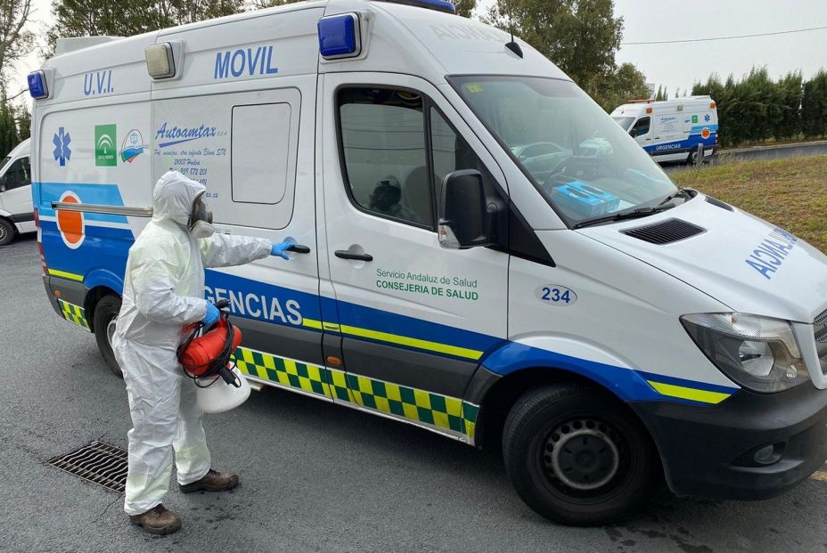 EuropaPress 2743024 ambulancias refuerzo proceso desinfeccion