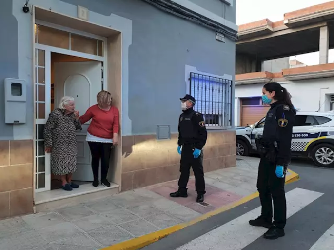 Cumple 100 años en cuarentena y recibe el aplauso de vecinos y policías