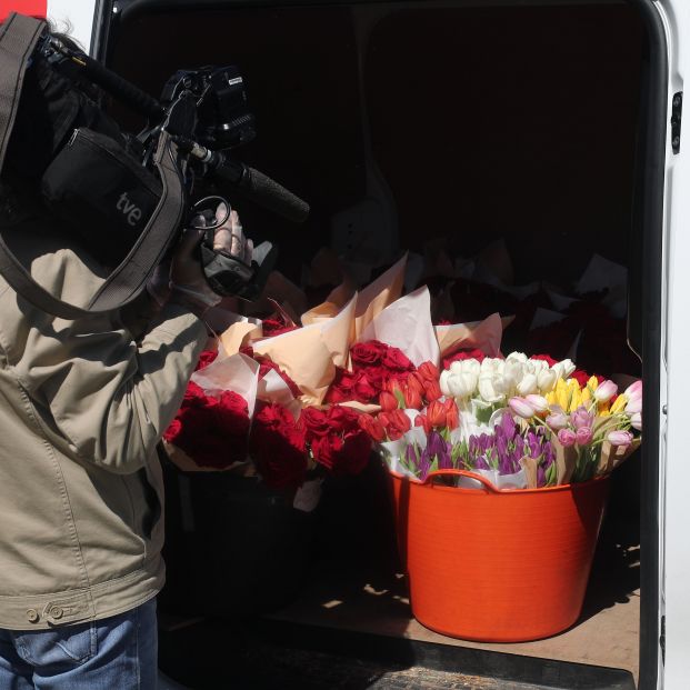Furgoneta repleta de flores de la Fundación Madrina para el hospital de Ifema. Foto: EuropaPress