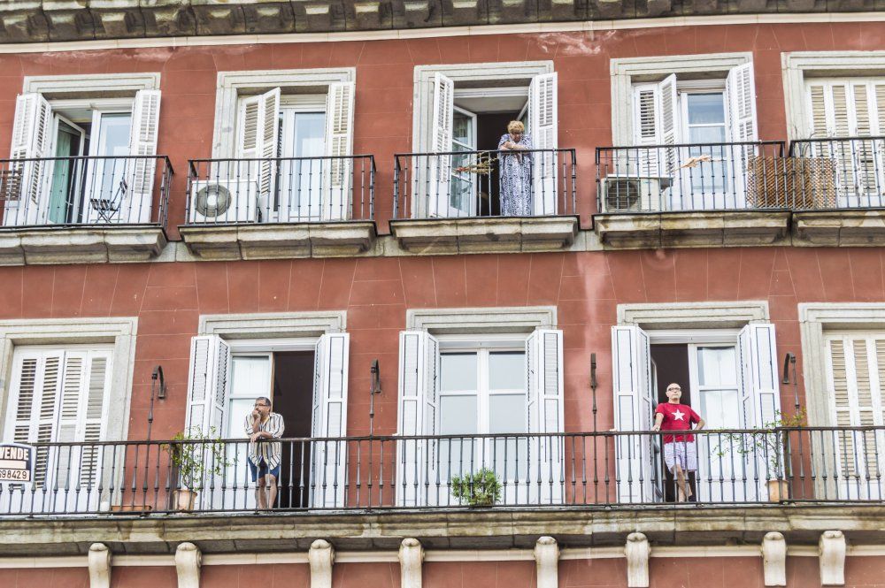 ¿Hay riesgo de contagiarse de coronavirus por salir al balcón?