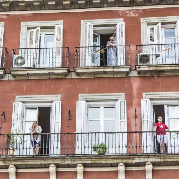 ¿Hay riesgo de contagiarse de coronavirus por salir al balcón?