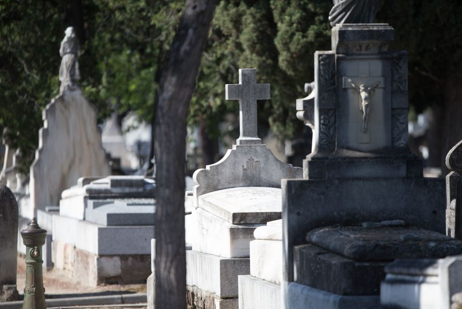 Garzón denuncia que algunas funerarias han subido los precios hasta 2.000 euros en plena pandemia