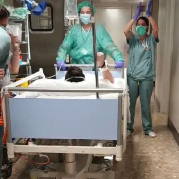 EuropaPress 2773432 joven adrian primer paciente trasladado uci planta hospital costa sol