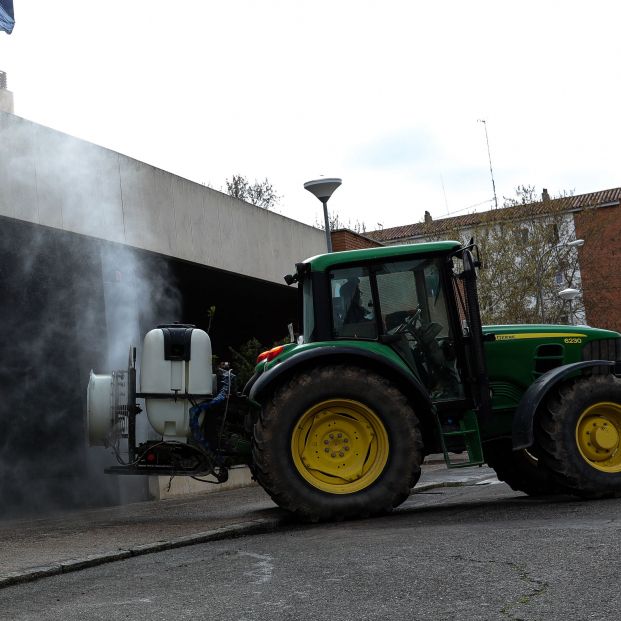 EuropaPress 2754311 tractor desinfecta entrada residencia mayores santiago rusinol aranjuez