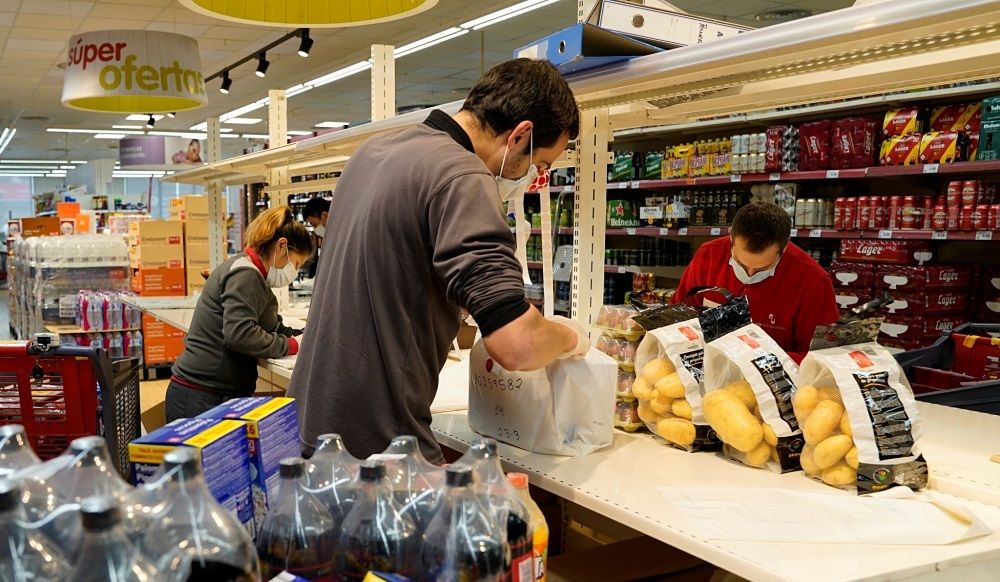 Los españoles llenan su cesta de la compra de cervezas en el confinamiento