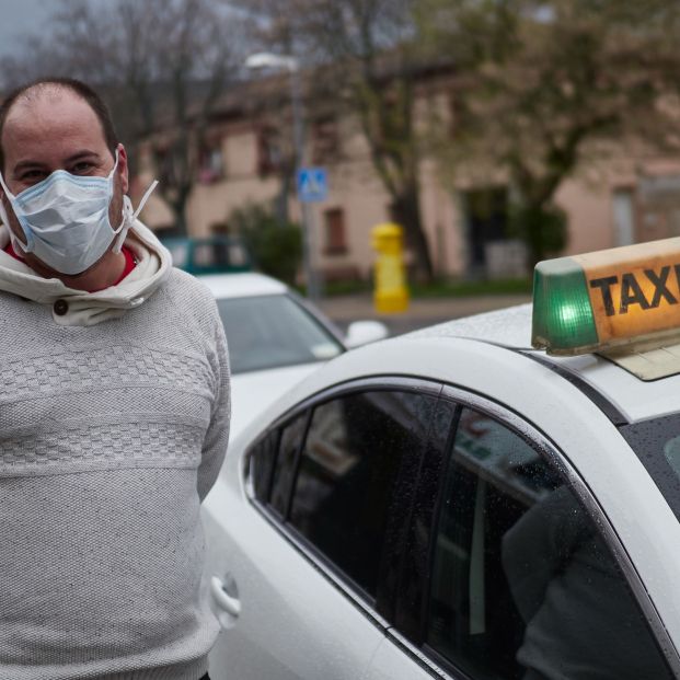 EuropaPress 2773520 taxista protegido mascarilla sanitaria tercera semana cuarentena