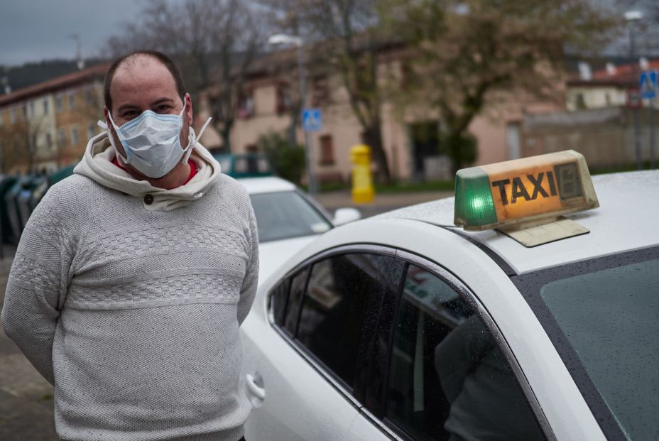 EuropaPress 2773520 taxista protegido mascarilla sanitaria tercera semana cuarentena