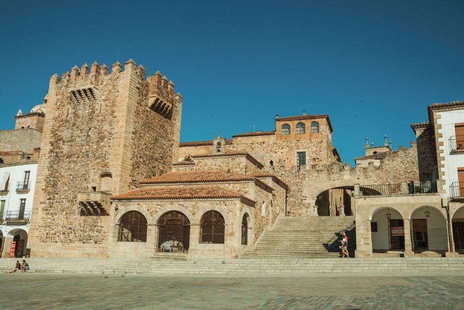  Plazas mayores antiguas: Cáceres (bigstock)