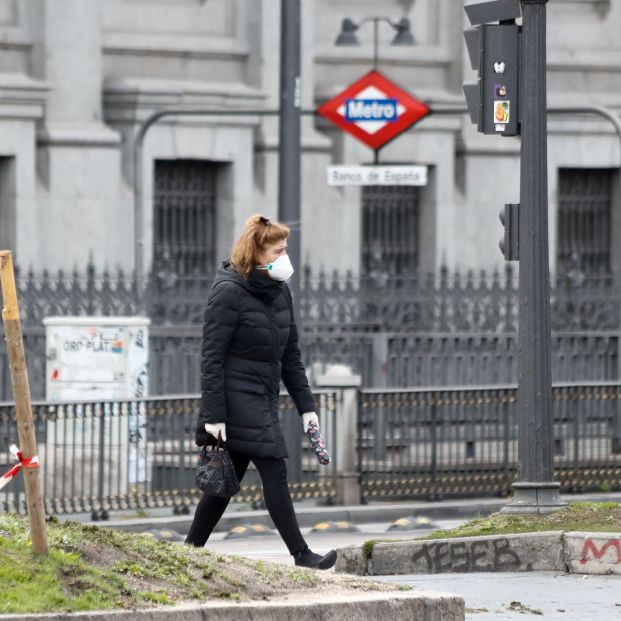 El Gobierno recomienda el uso de mascarillas a toda la población cuando viaje en transporte público