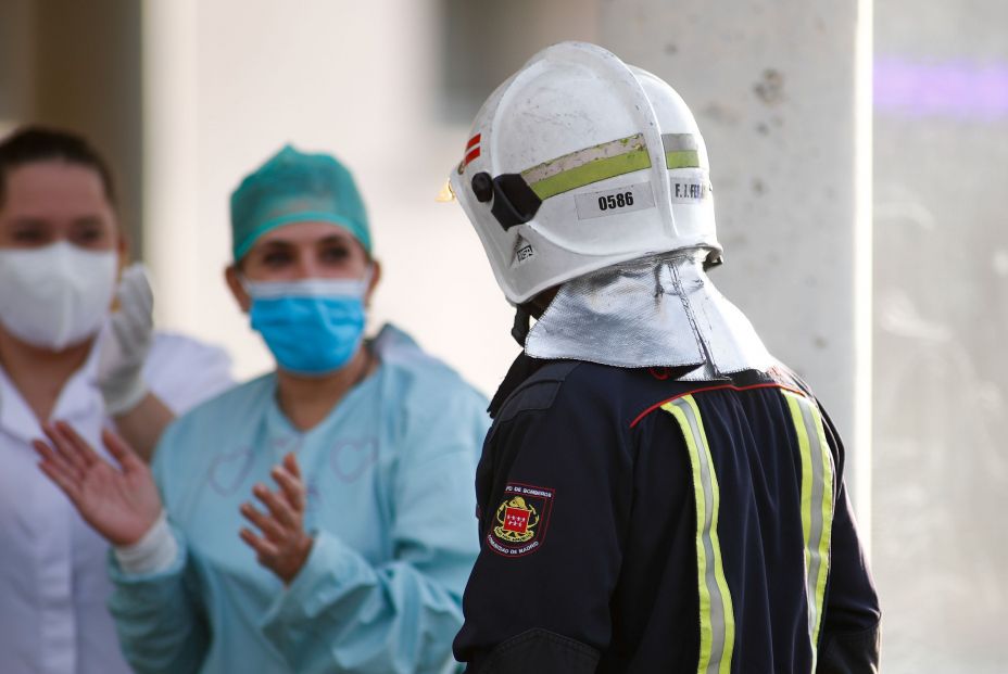 bombero acerca varios sanitarios homenaje fuerzas cuerpos seguridad ofrecen