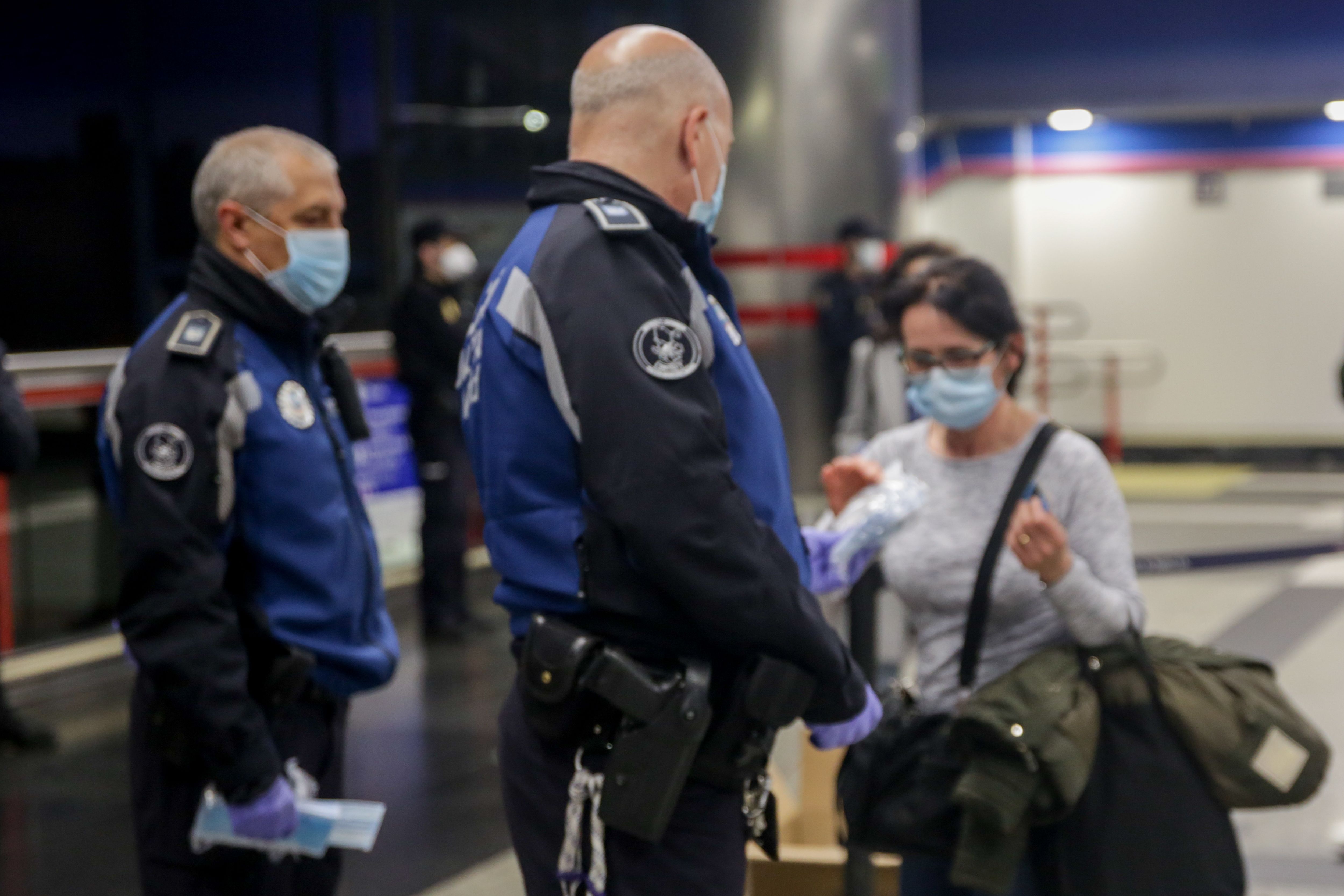 Reparto de mascarillas en la Comunidad de Madrid: horarios y puntos de entrega