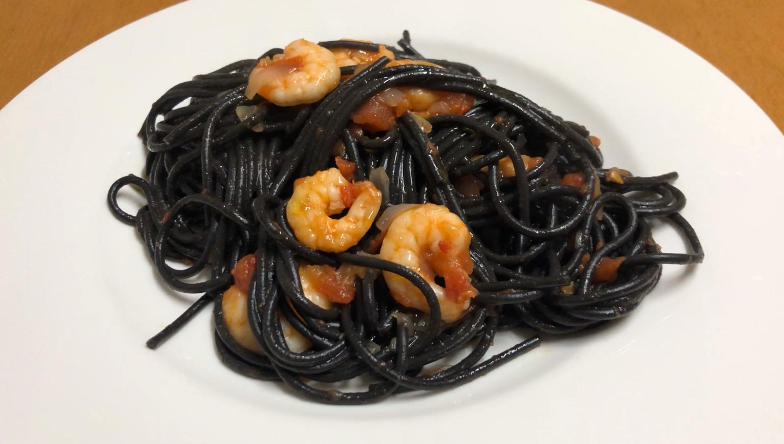 Espaguetis negros con salsa de tomate y gambas: las recetas de cocina de Eloy Moral