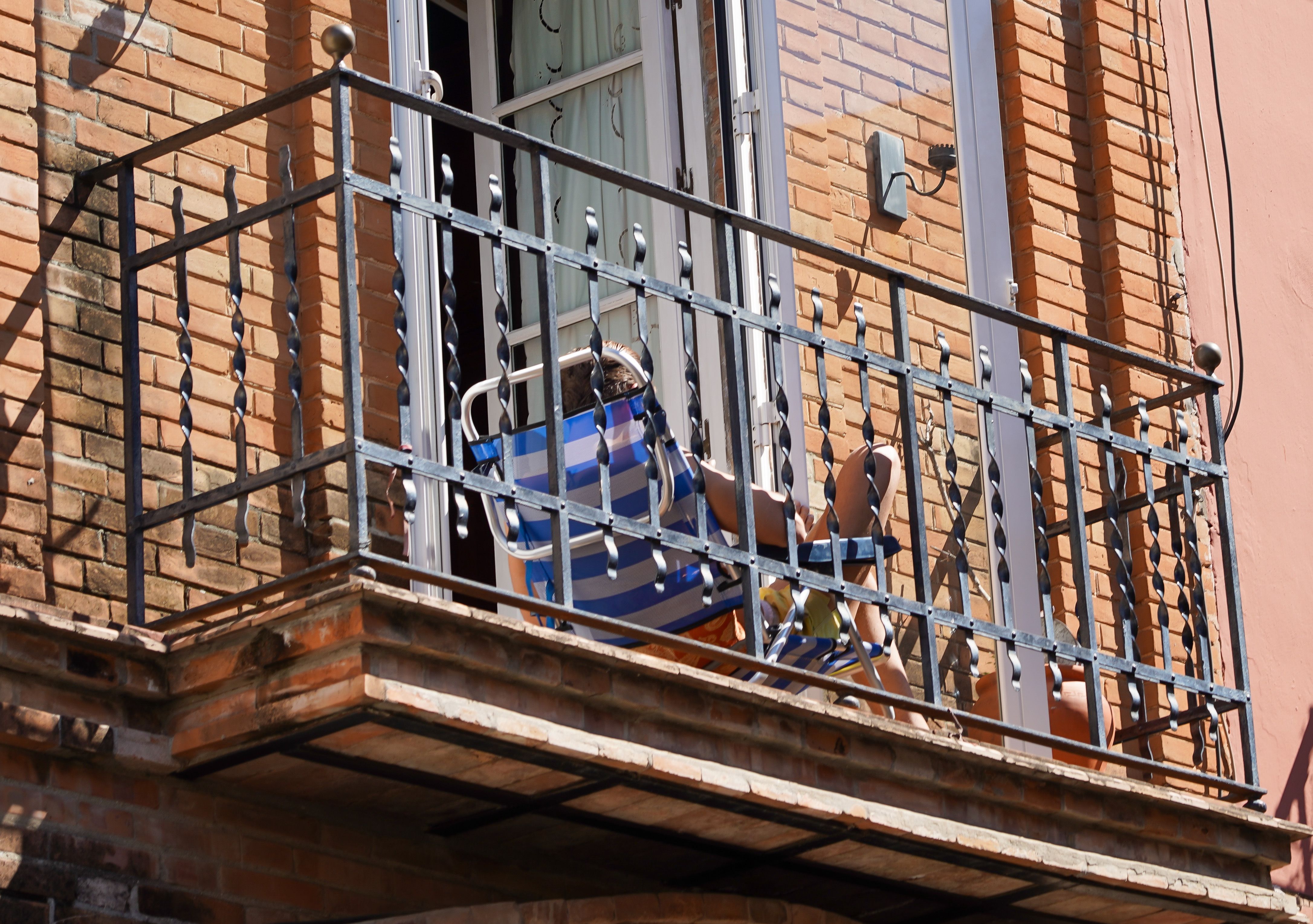 Médicos recomiendan tomar el sol desde ventanas y balcones para compensar el déficit de vitamina D