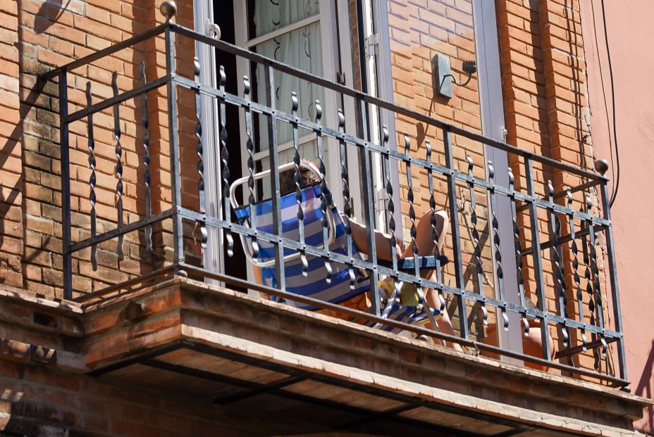 Médicos recomiendan tomar el sol desde ventanas y balcones para compensar el déficit de vitamina D