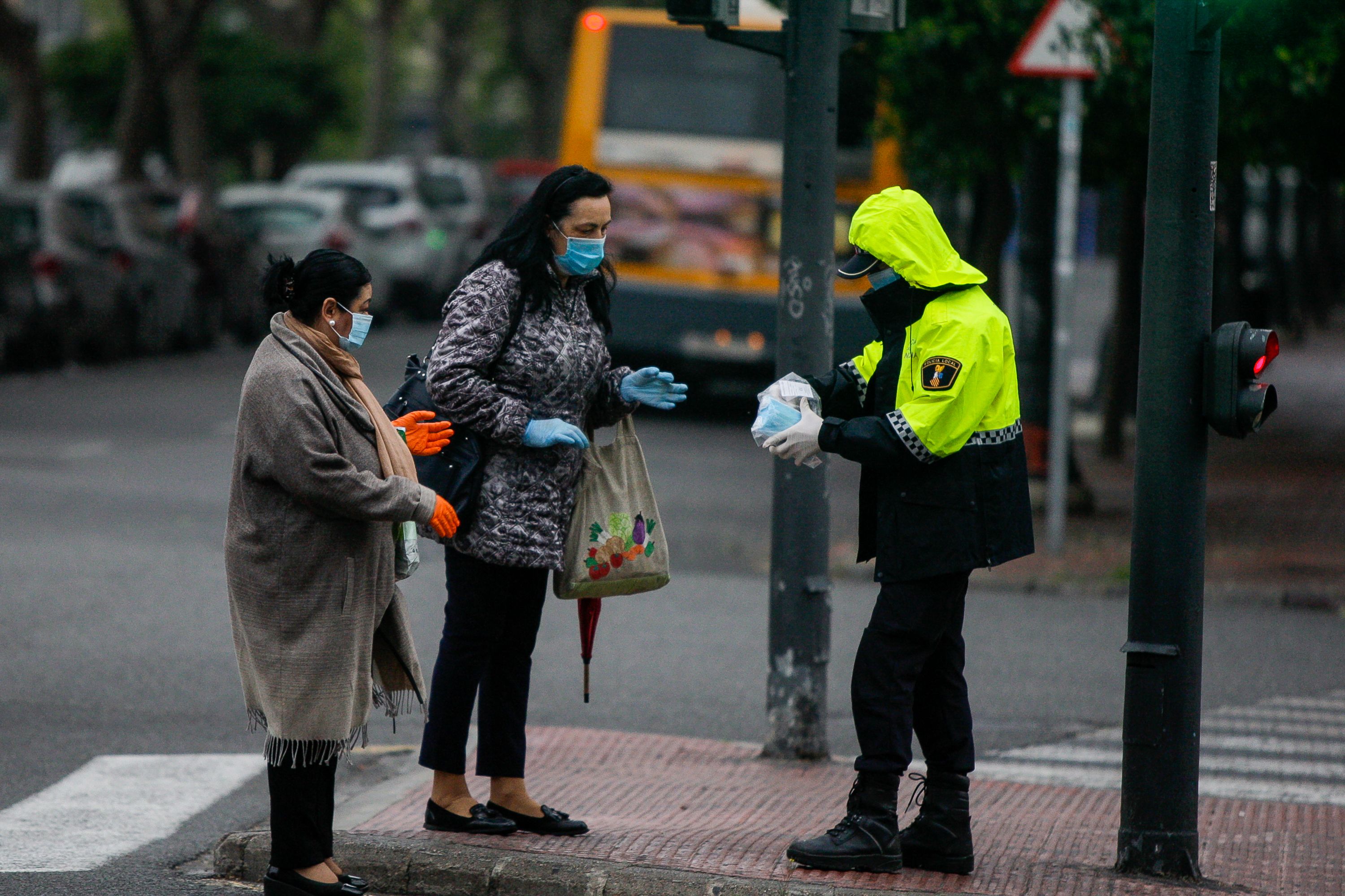 Cómo utilizar las mascarillas para evitar contagios por un mal uso