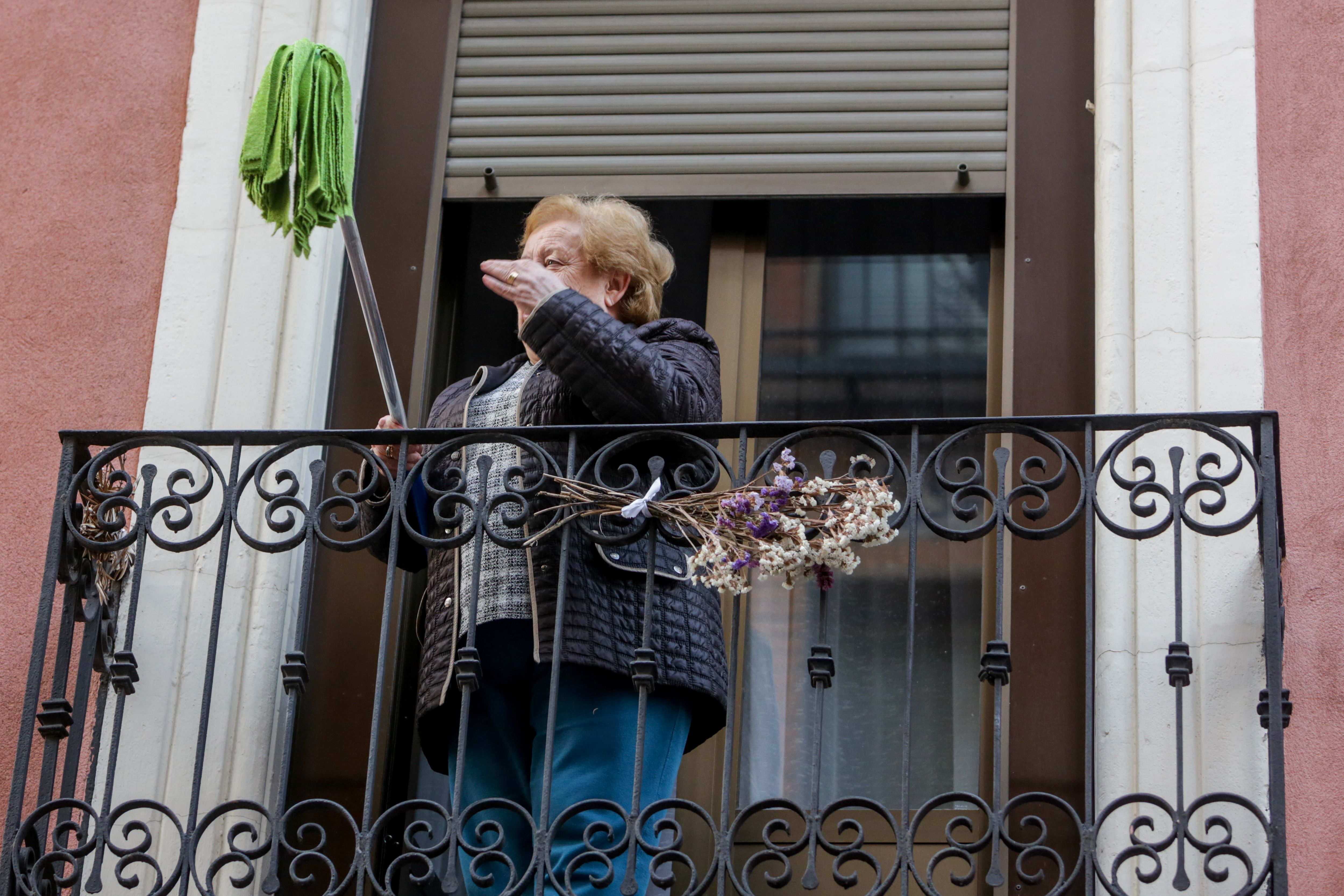 Vecinos de Lavapiés sacan sus fregonas al balcón para "limpiar Madrid del virus"