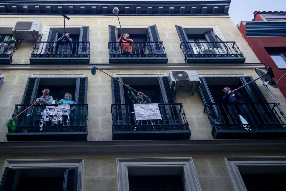 Vecinos de Lavapiés sacan sus fregonas al balcón para "limpiar Madrid del virus"