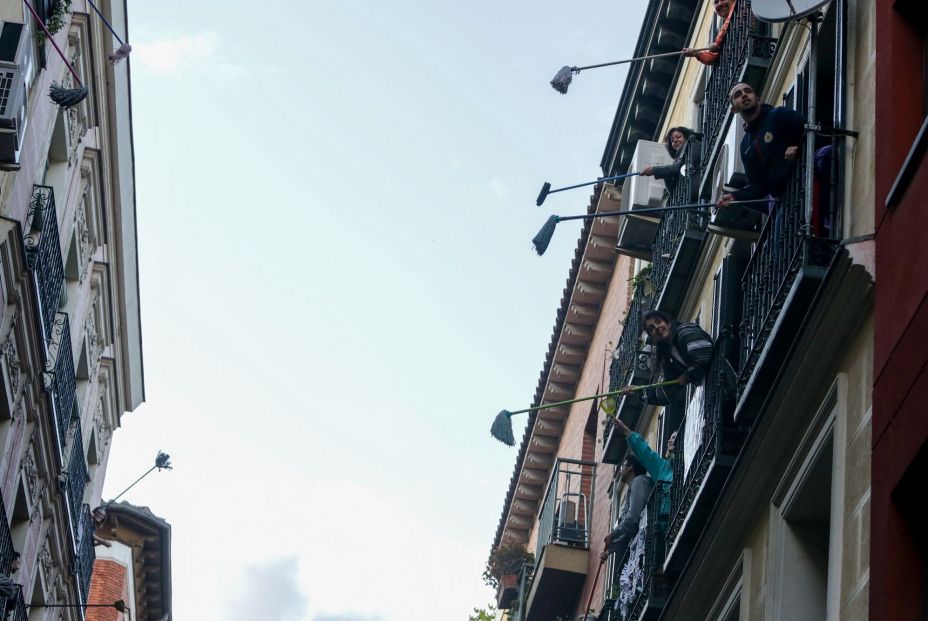Vecinos de Lavapiés sacan sus fregonas al balcón para "limpiar Madrid del virus"