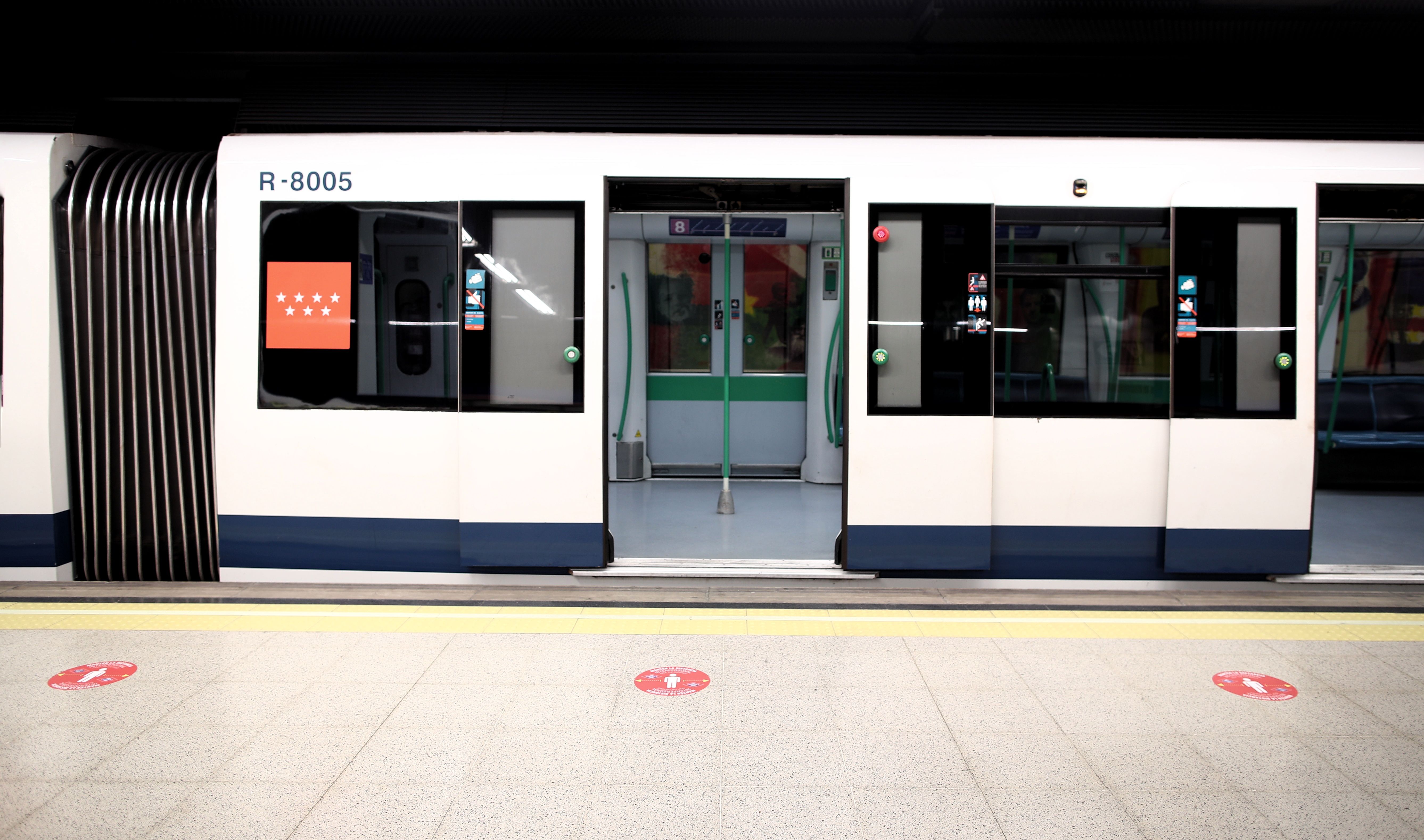 Círculos rojos en los andenes del Metro de Madrid para guardar la distancia de seguridad