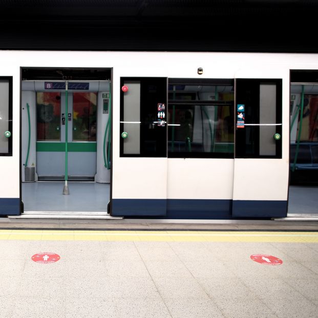 Círculos rojos en los andenes del Metro de Madrid para guardar la distancia de seguridad