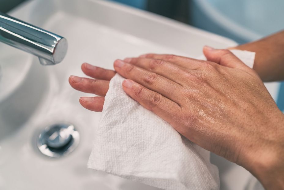 Las toallas de papel son mucho más efectivas para eliminar virus que los secadores de manos