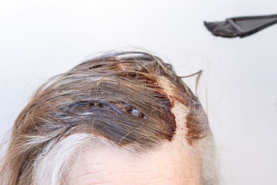 Cinco trucos para teñirte el pelo en casa y que quede como en la peluquería