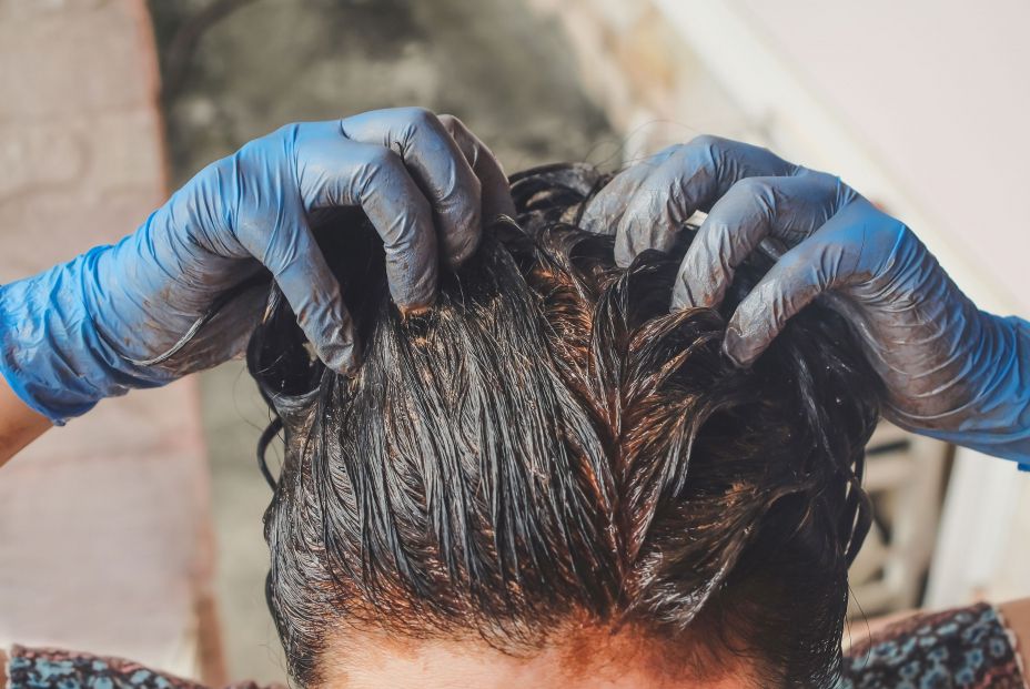 Cinco trucos para teñirte el pelo en casa y que quede como en la peluquería