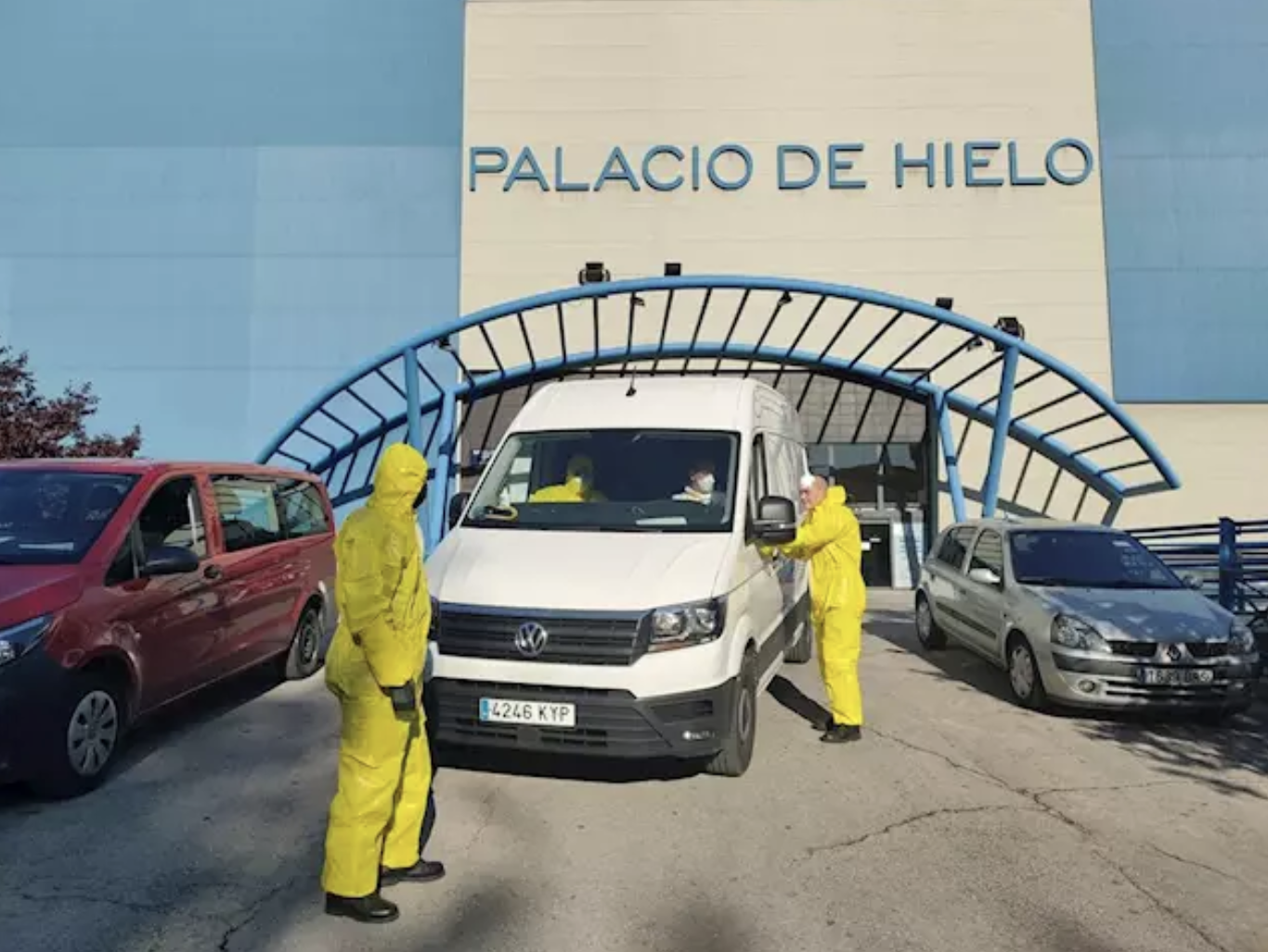 Efectivos de la UME durante el traslado de fallecidos al Palacio de Hielo de Madrid.