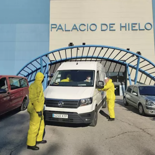 Efectivos de la UME durante el traslado de fallecidos al Palacio de Hielo de Madrid.