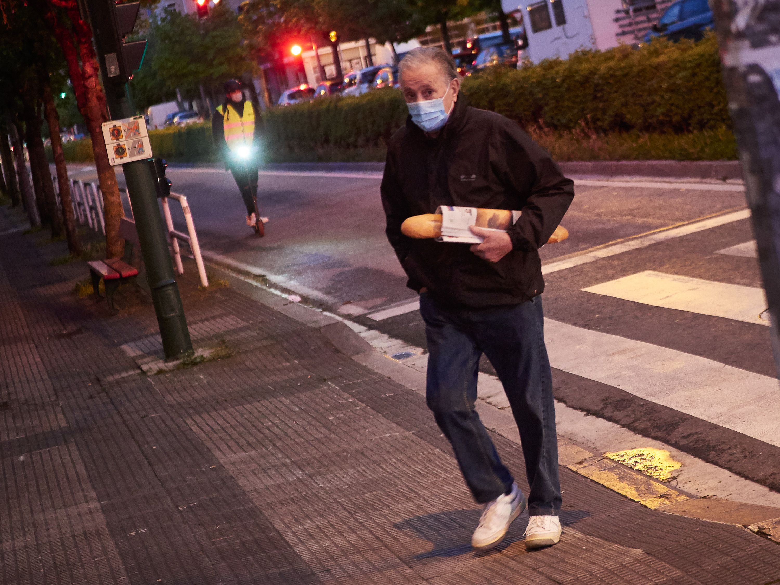 Sanidad asegura que los mayores no se infectan más, pero el riesgo al que se exponen sí es "mayor"