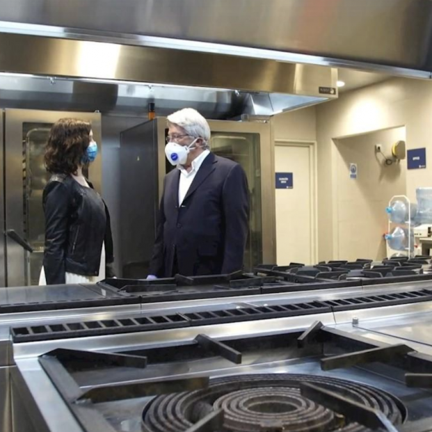 Cerezo y Ayuso en las cocinas del Wanda. Foto: EuropaPress