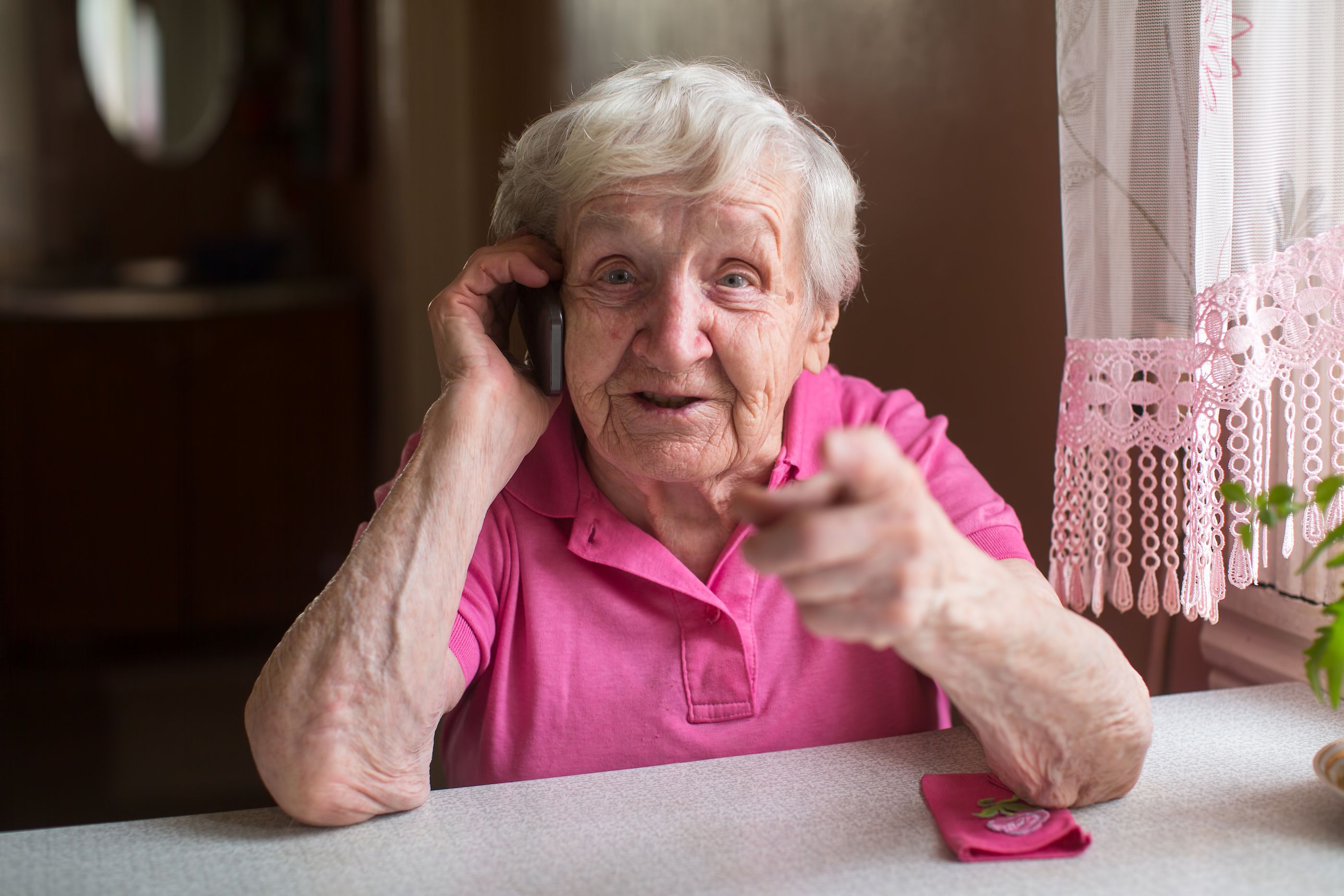 Nace 'Charlamos', una iniciativa de acompañamiento telefónico a mayores en soledad