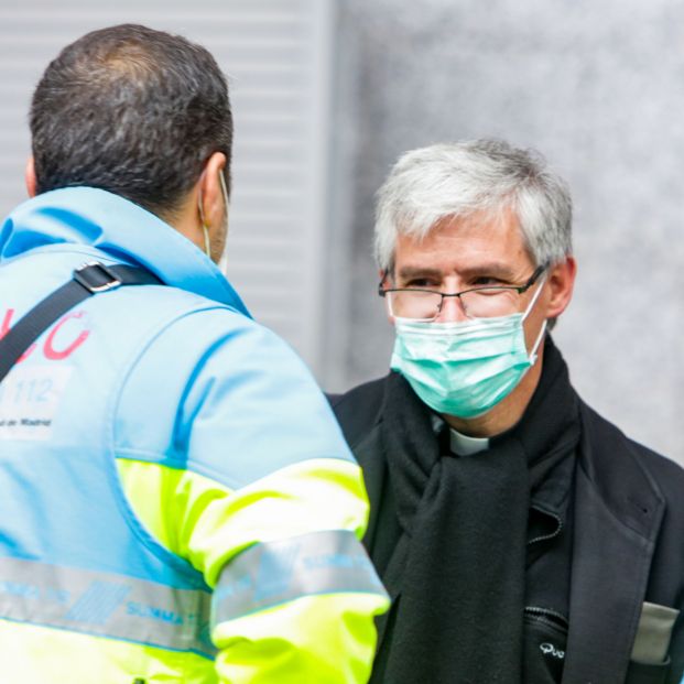 EuropaPress 2767671 tecnico sanitario habla sacerdote interior hospital temporal comunidad