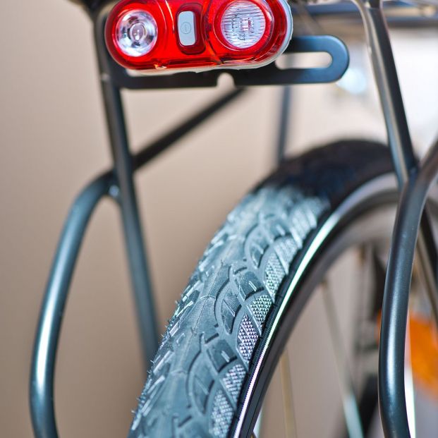 ¿Cómo tienes que llevar las luces cuando sales en bici? ¿Conoces lo que dice la ley al respecto? (big stock )