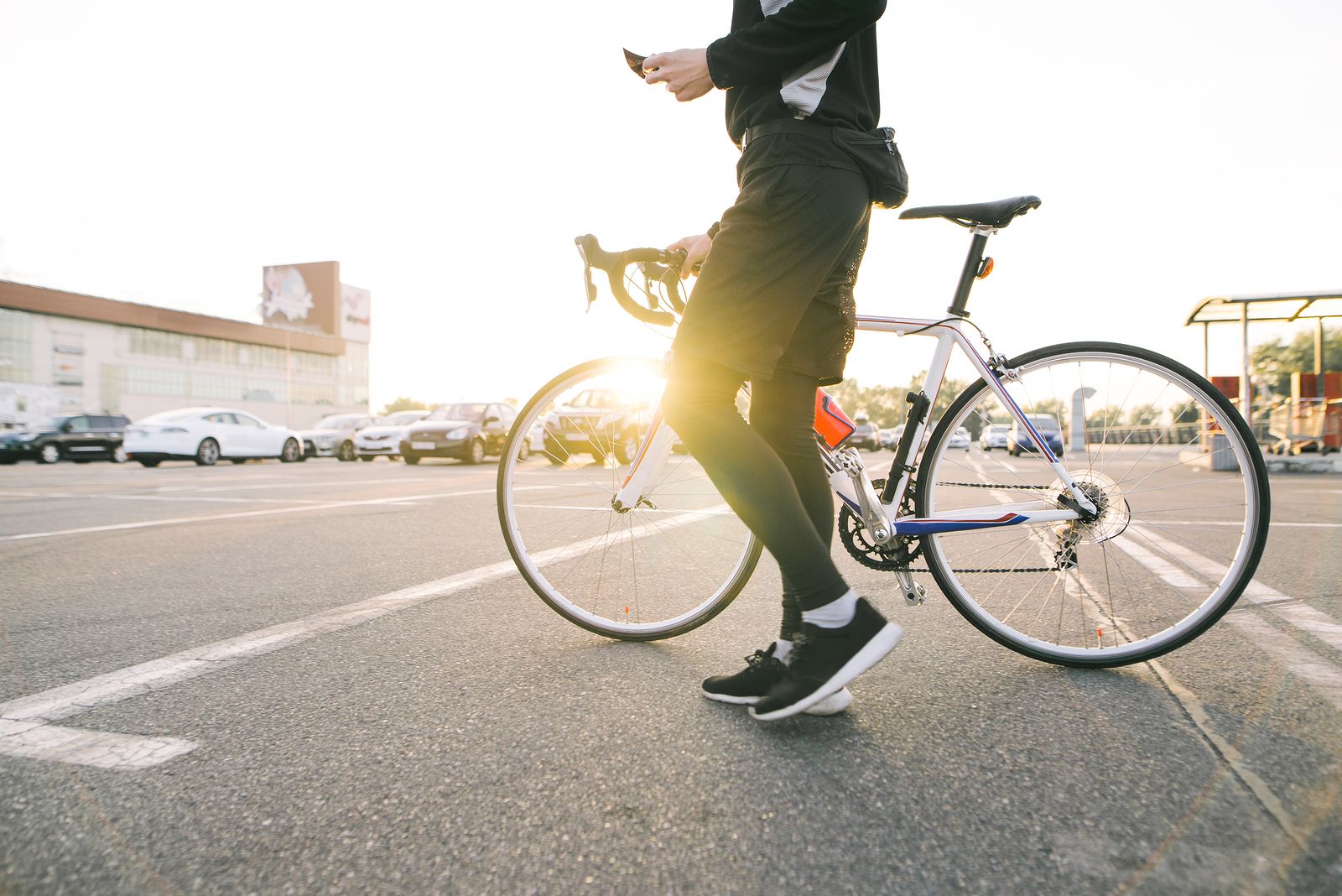 ¿Cómo tienes que llevar las luces cuando sales en bici? (Big stock)