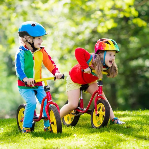 ¿Cuándo es obligatorio llevar casco para desplazarse por ciudad en bicicleta? (big stock)